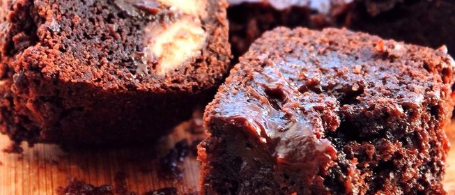 Брауни с печеньем и соленой карамелью