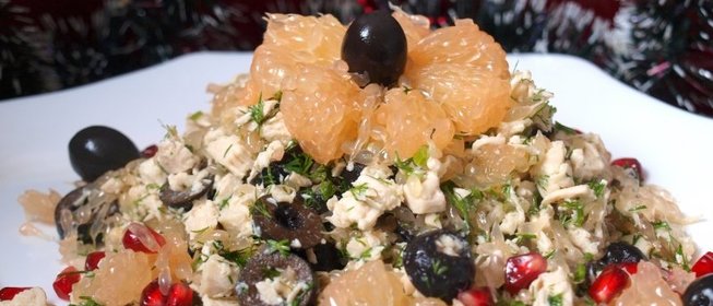 Салат с курицей,грейпфрутом и маслинами