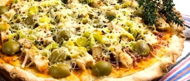 Пицца с курицей, маринованной в соусе с пряными травами