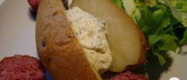 Запеченный картофель с травяным соусом