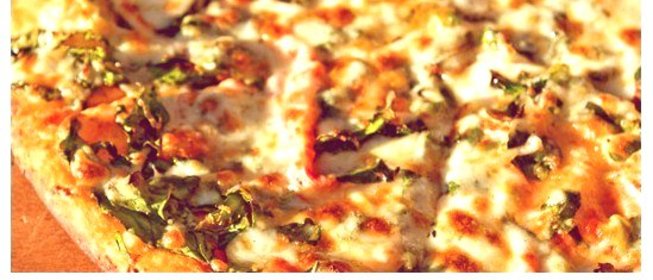 Пицца на лаваше с моцареллой и шпинатом