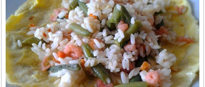 Рис с креветками и омлетом