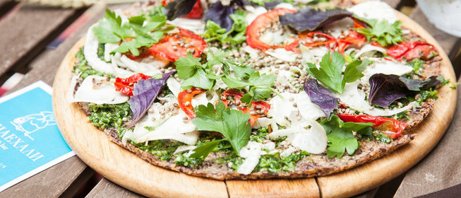 Пицца из семян льна и миндаля