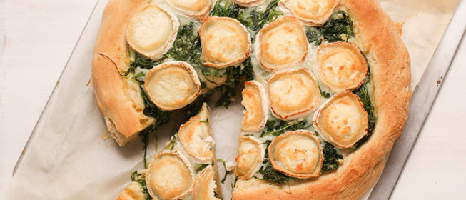 Дрожжевая пицца с рукколой и козьим сыром