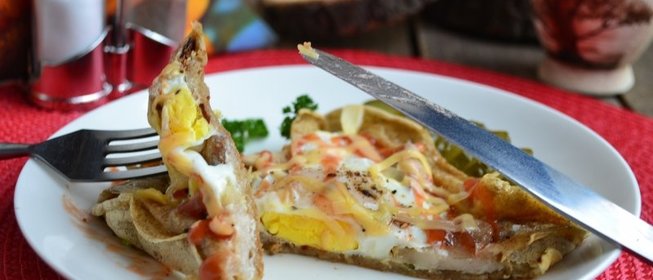 Блинчики с яйцом на завтрак