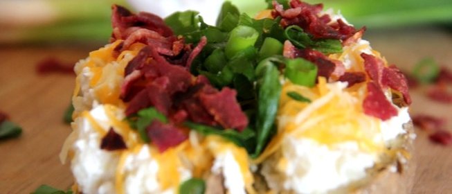 Запеченный картофель со сметаной и луком