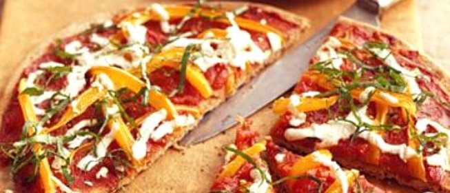 Пицца с моцареллой, болгарским перцем и томатным соусом