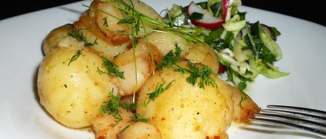 Молодой картофель с салом и луком