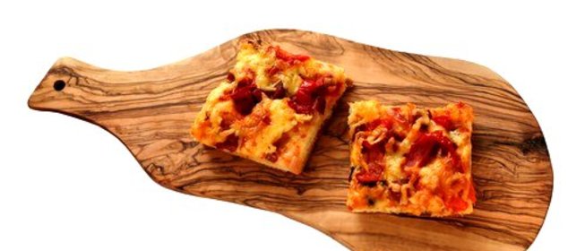 Пицца с салями, тремя сортами сыра и прованскими травами