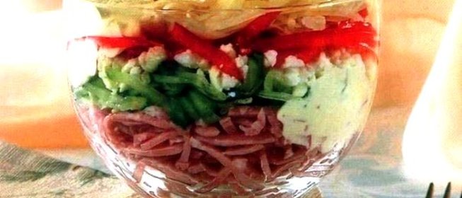 Слоеный салат-коктейль с ветчиной и болгарским перцем