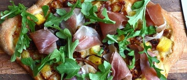 Пицца с ананасами