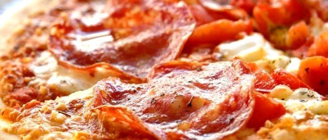 Пицца от с колбасой и маринованным луком