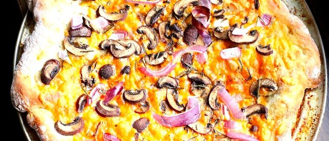 Пицца с луком и сыром