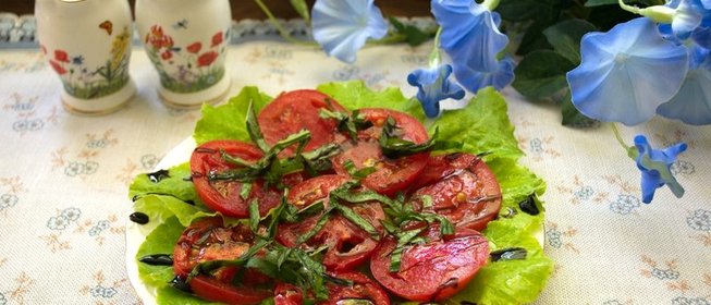 Помидоры с базиликом