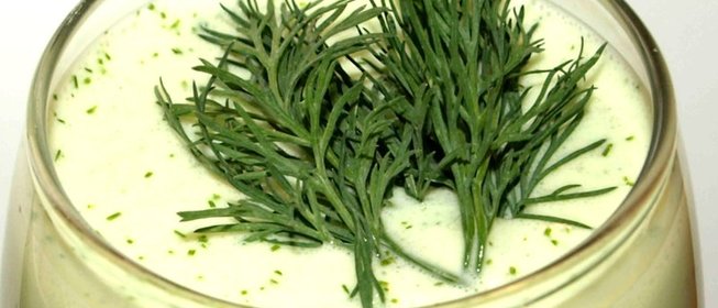 Летний кефирный коктейль с укропом и солью