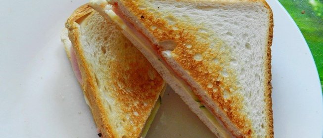 Сэндвич с огурцом и ветчиной