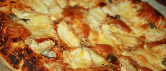 Пицца с курицей и каперсами