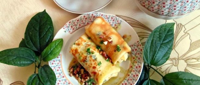 Блинчики с яйцами и зеленым луком с ароматным соусом