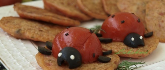 Помидорные оладушки с фетой и маслинами