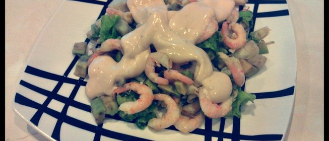 Салат из авокадо, креветок и картофеля с коктейльным соусом