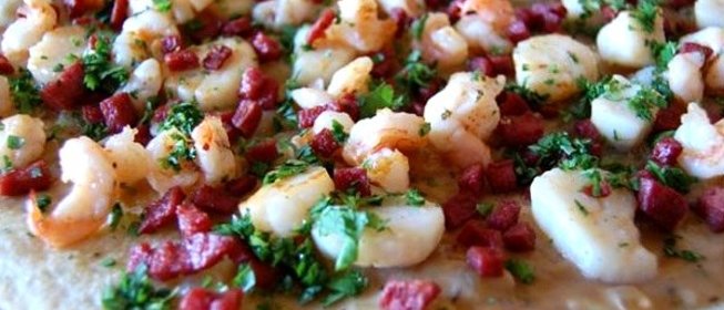 Пицца с креветками и колбасой