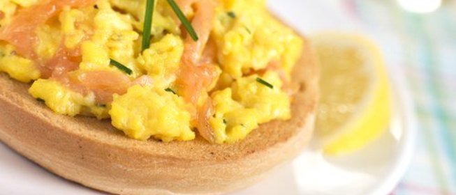 Омлет с копченым лососем и зеленым луком