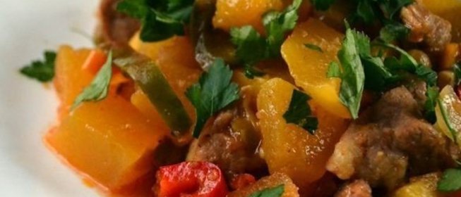 Тыква с мясом в горшочках