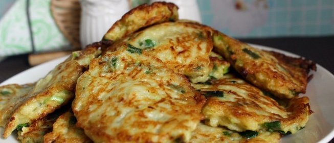 Кабачковые оладьи с зеленым луком