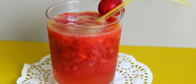 Клубнично-апельсиновый коктейль с мартини