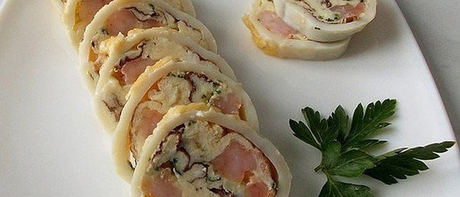 Кальмар, фаршированный омлетом и грибами