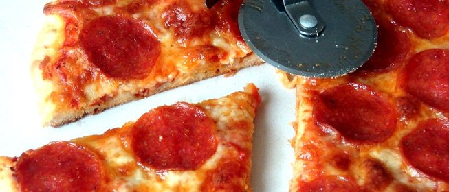 Пицца с копченой колбаской