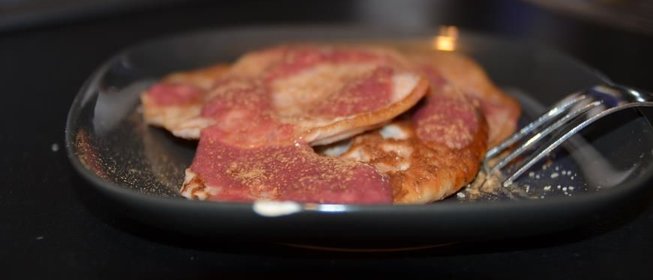 Оладьи с земляникой и ягодным соусом