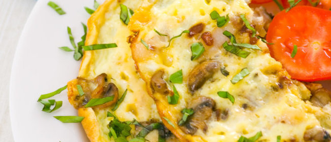 Омлет с грибами, помидорами и базиликом