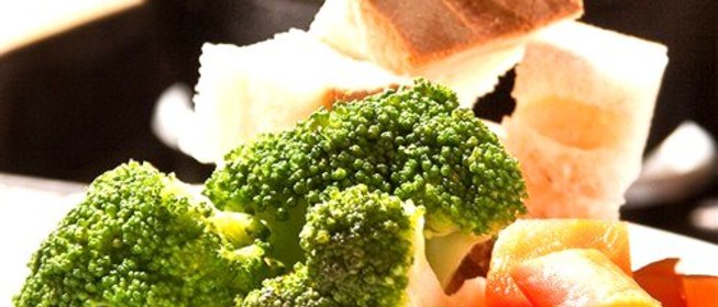 Фондю «Три сыра» с капустой брокколи и морковью