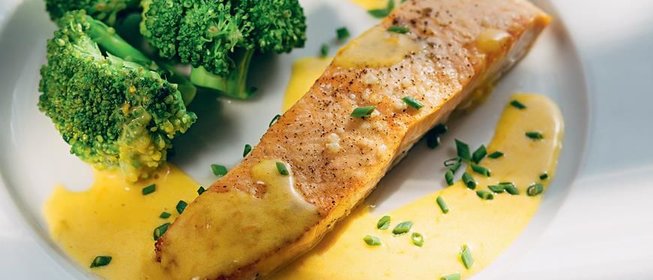 Семга с цитрусовым голландским соусом