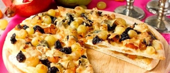 Сладкая пицца с пармезаном