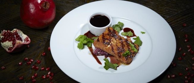 Осетрина, слегка подмаринованная в гранатовом соке, приготовленная на гриле