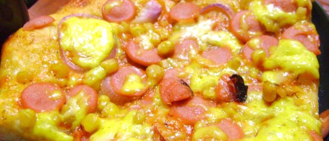 Пицца с сосисками и кукурузой