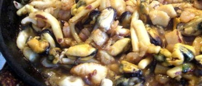 Морской коктейль под сливочным соусом