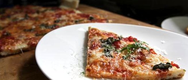 Пицца с помидорами и базиликом