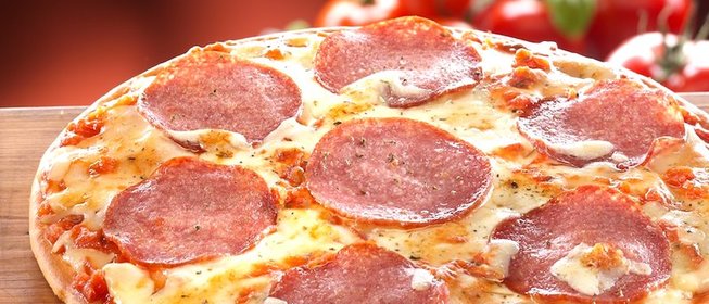 Самая простая пицца с колбасой