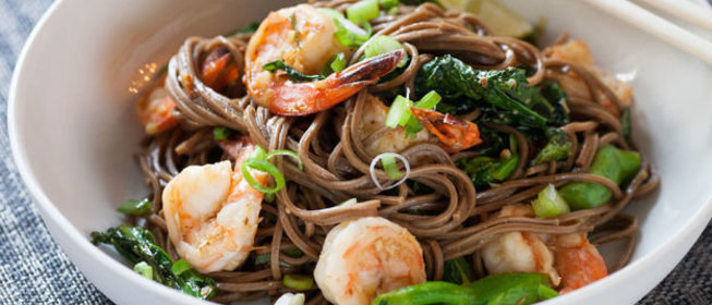 Гречневая лапша с креветками, брокколи и помидорами черри