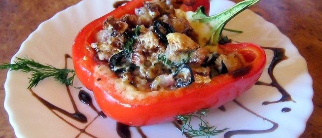 Сладкая паприка фаршированная сыром,беконом и маслинами