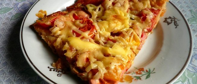 Домашняя пицца с сосисками и луком-пореем