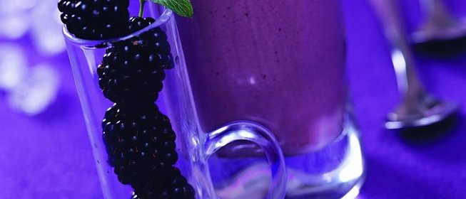 Коктейль из ревеня и ежевики