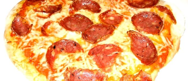 Пицца с салями и помидорами