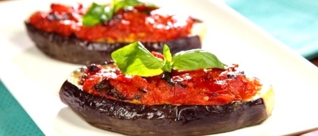Баклажаны, фаршированные помидорами и сыром