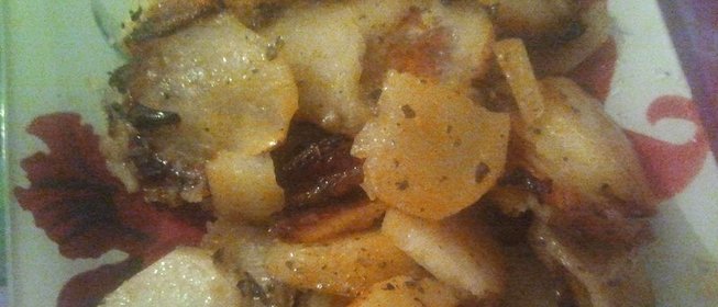 Жаренный картофель с сушенным базиликом