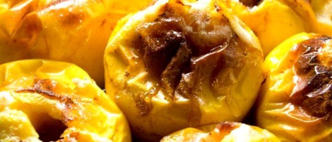 Печеные яблоки с ягодным вареньем