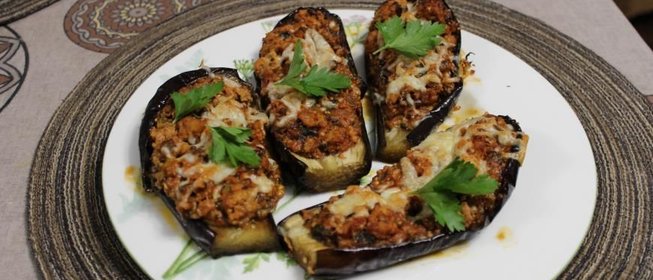 Баклажаны фаршированные телятиной с мягким сыром